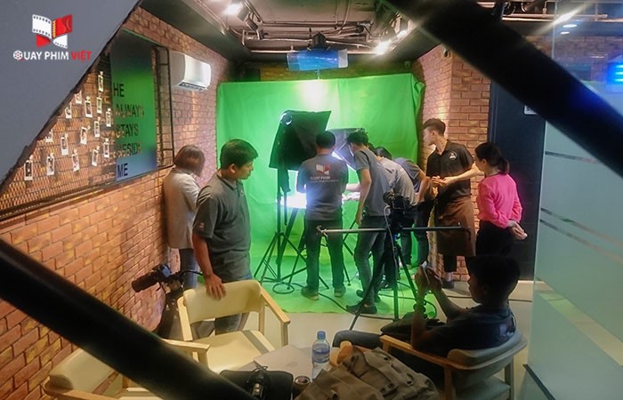 Ekip quay phim giới thiệu sản phẩm
