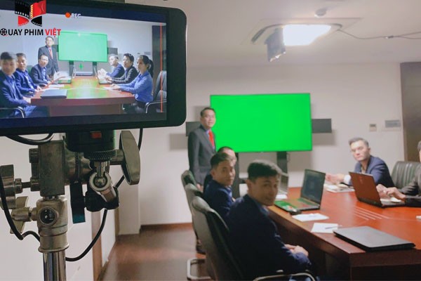 ekip sản xuất phim giới thiệu doanh nghiệp