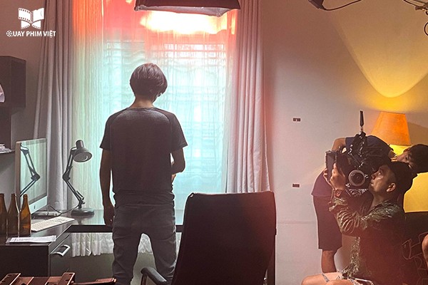 Diễn viên đang thực hiện cảnh quay