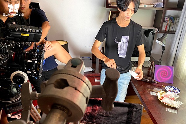 diễn viên đang diễn