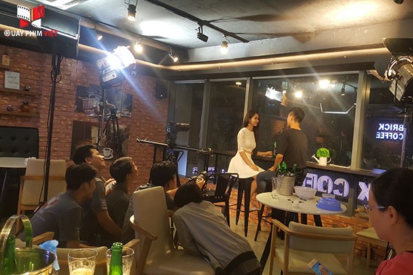 quay giới thiệu không gian quán