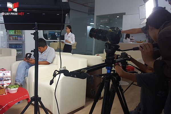 Quay tại phòng tiếp khách