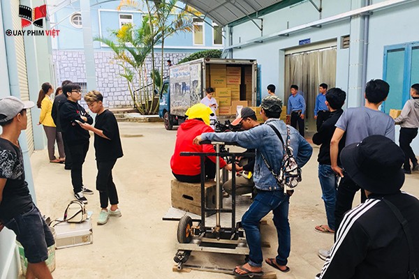 Quay cảnh trong nhà kho