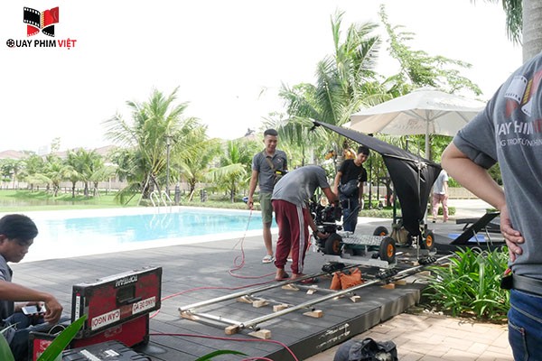 Setup quay phim tại hồ bơi
