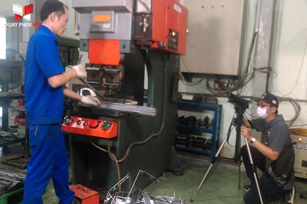 Quay Phim Tại Khu Máy Móc Cắt Kim Loại
